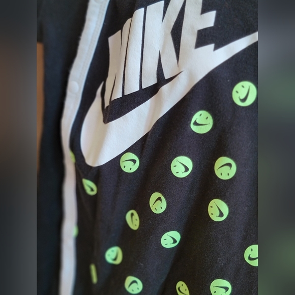 Infant black nike sleeper 9mo - Picture 2 of 4